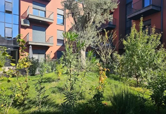 Tirane, jepet me qera apartament 4+1+Aneks+Ballkon , 2.800 € (teg , lunder , farke , mjull-bathore)