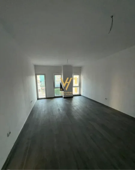 Tirane, jepet me qera zyre Kati 5, 73 m² 570 € (ZOGU I ZI)