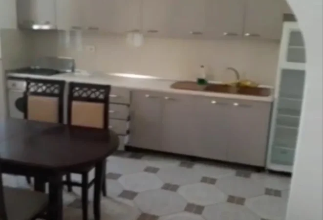 Tirane, jepet me qera apartament 2+1 Kati 1, 70 m² 400 € (Rruga 5 Maji)
