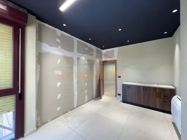 Tirane, jepet me qera zyre Kati 8, 138 m² 2.000 € (Torre Drini)