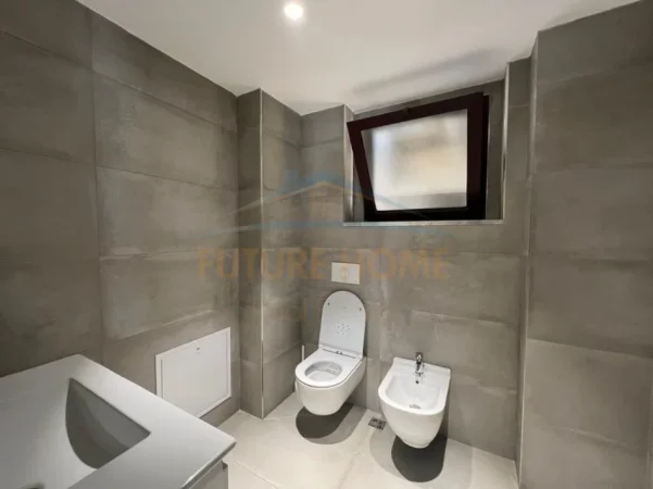 Tirane, jepet me qera zyre Kati 8, 138 m² 2.000 € (Torre Drini)