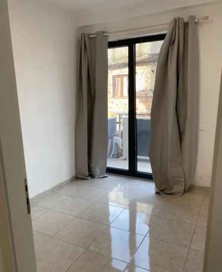 Tirane, jepet me qera apartament 2+1 Kati 3, 90 m² 800 € (Pazari i Ri)