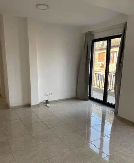 Tirane, jepet me qera apartament 2+1 Kati 3, 90 m² 800 € (Pazari i Ri)