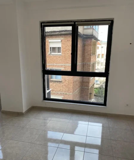 Tirane, jepet me qera apartament 2+1 Kati 3, 90 m² 800 € (Pazari i Ri)