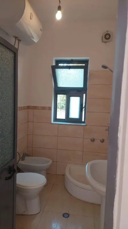 Tirane, jepet me qera apartament 2+1 Kati 1, 90 m² 450 € (Allias)
