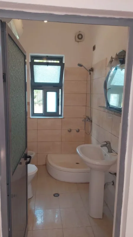 Tirane, jepet me qera apartament 2+1 Kati 1, 90 m² 450 € (Allias)