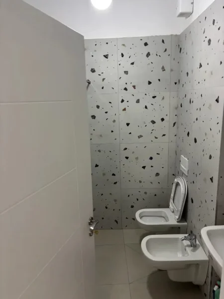 jepet me qera 1+1 Liqeni i Thate 75000 Leke ,75m2,Kati i 3