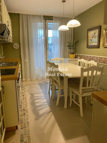 Tirane, jepet me qera ambjent biznesi Kati 4, 120 m² 1000 € (Rruga e Durrësit)
