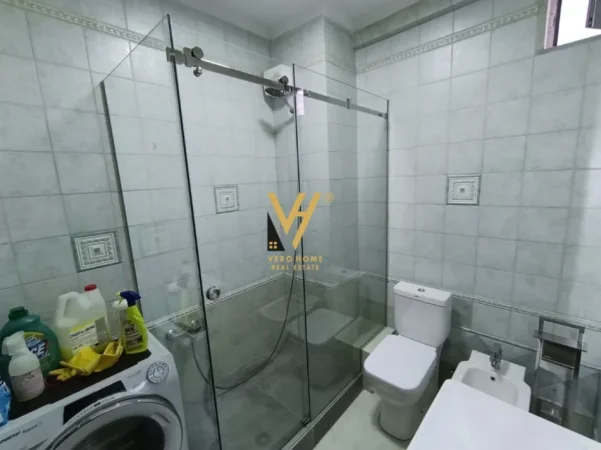 Tirane, jepet me qera apartament 2+1+Ballkon Kati 6, 110 m² 1.000 € (MINISTRIA E JASHTME)
