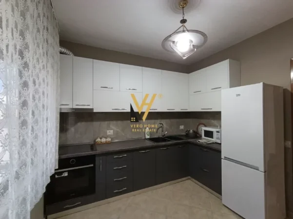 Tirane, jepet me qera apartament 2+1+Ballkon Kati 6, 110 m² 1.000 € (MINISTRIA E JASHTME)