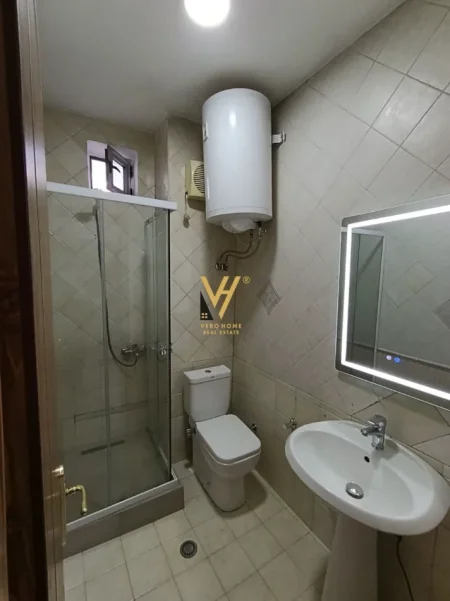 Tirane, jepet me qera apartament 2+1+Ballkon Kati 6, 110 m² 1.000 € (MINISTRIA E JASHTME)