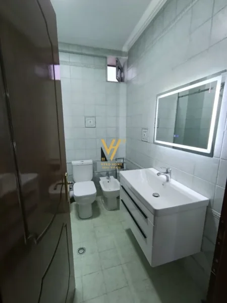 Tirane, jepet me qera apartament 1+1+Ballkon Kati 3, 60 m² 520 € (TREGU ELEKTRIK)
