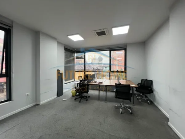 Tirane, jepet me qera zyre + 2 Poste PArkimi Kati 2, 452 m² 5.000 € (Rruga Hoxha Tahsim)