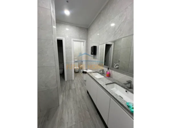 Tirane, jepet me qera zyre + 2 Poste PArkimi Kati 2, 452 m² 5.000 € (Rruga Hoxha Tahsim)