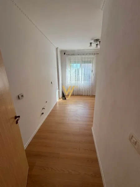 Tirane, shitet apartament 2+1+Ballkon Kati 2, 89 m² 141.000 € (FRESKU)