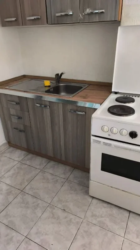 Tirane, jepet me qera apartament 1+1+Ballkon Kati 1, 45 m² 400 € (BULEVARDI BAJRAM CURRI)