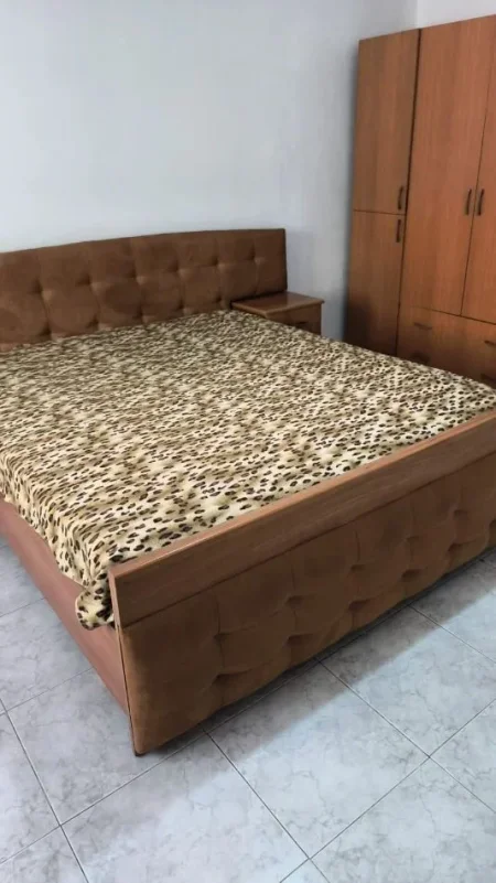 Tirane, jepet me qera apartament 1+1+Ballkon Kati 1, 45 m² 400 € (BULEVARDI BAJRAM CURRI)