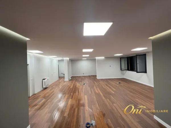 Tirane, jepet me qera zyre Kati 1, 140 m² 1.700 € (PRANE SHALLVAREVE)