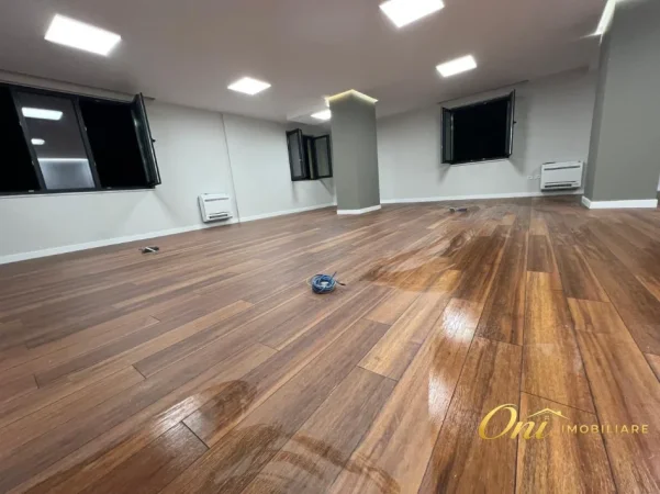 Tirane, jepet me qera zyre Kati 1, 140 m² 1.700 € (PRANE SHALLVAREVE)
