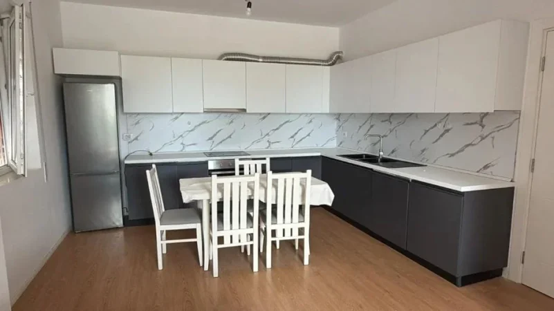 Tirane, jepet me qera apartament 1+1+Ballkon Kati 5, 96 m² 550 € (RRUGA E DIBRES)