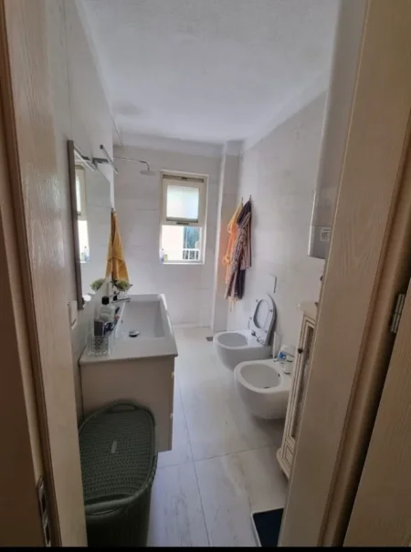 Tirane, jepet me qera apartament 2+1+Ballkon , 75 m² 700 € 