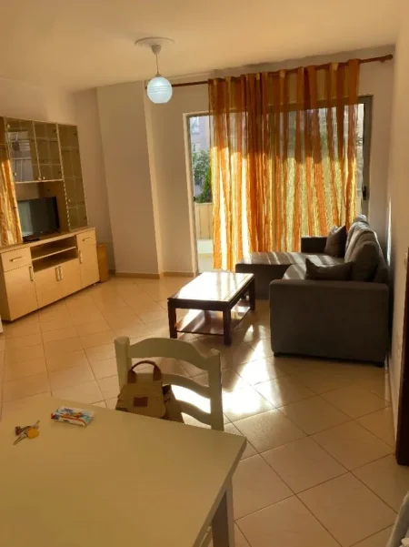 Tirane, jepet me qera apartament 1+1+Ballkon Kati 3, 72 m² 350 € (YZBERISH)