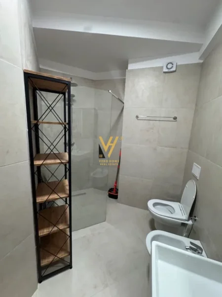 Tirane, jepet me qera apartament 1+1+Ballkon Kati 3, 75 m² 720 € (LIQENI I THATE)