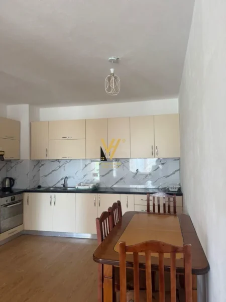Tirane, jepet me qera apartament 3+1+Ballkon Kati 3, 133 m² 520 € (5 MAJI)