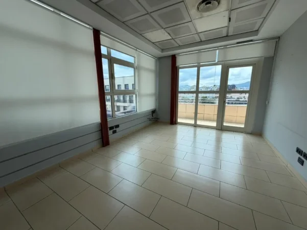 Tirane, jepet me qera zyre Kati 9, 450 m² 6.000 € (RRUGA E KAVAJES)
