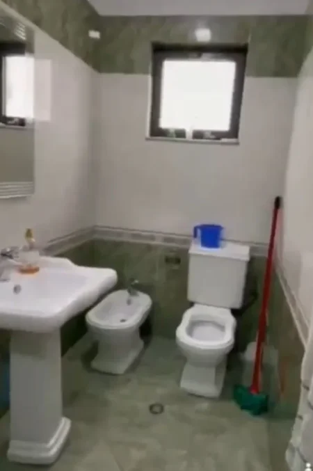 Tirane, jepet me qera apartament 2+1 Kati 4, 70 m² 650 € (BLLOKU)