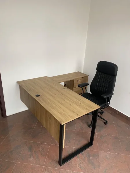 Tirane, jepet me qera zyre Kati 4, 70 m² 650 € (BLLOKU)