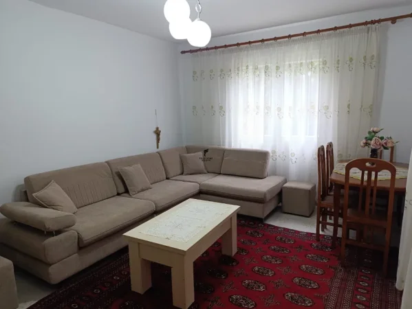 Tirane, jepet me qera apartament 2+1 Kati 1, 75 m² 500 € (KOMBINAT)