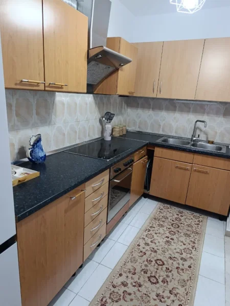 Tirane, jepet me qera apartament 2+1 Kati 1, 75 m² 500 € (KOMBINAT)