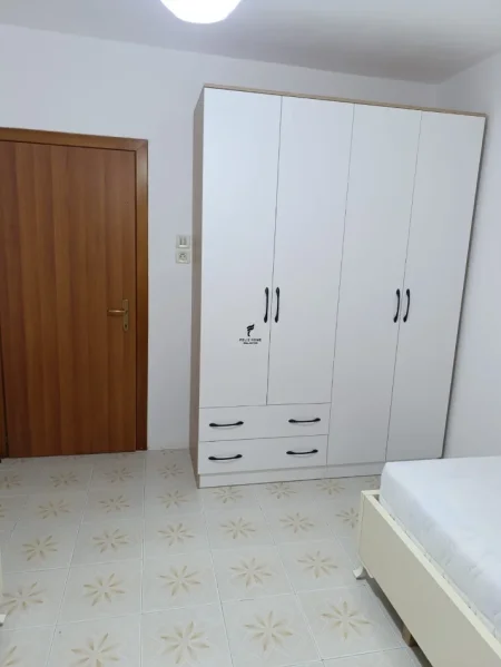 Tirane, jepet me qera apartament 2+1 Kati 1, 75 m² 500 € (KOMBINAT)