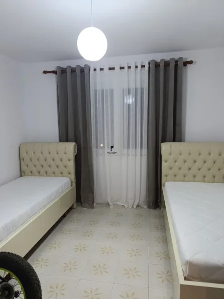 Tirane, jepet me qera apartament 2+1 Kati 1, 75 m² 500 € (KOMBINAT)