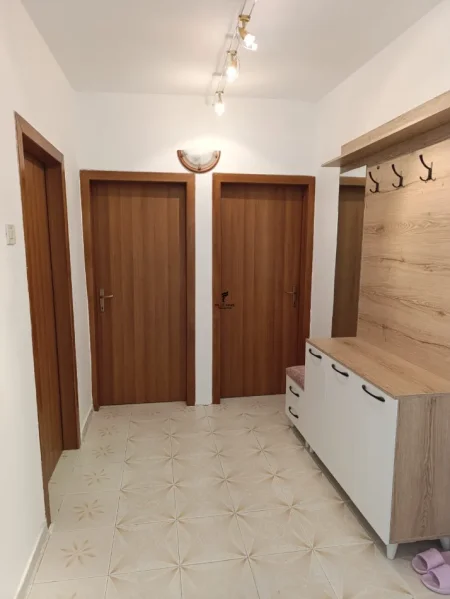 Tirane, jepet me qera apartament 2+1 Kati 1, 75 m² 500 € (KOMBINAT)
