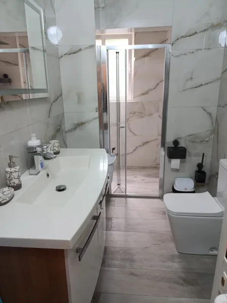 Tirane, jepet me qera apartament 2+1 Kati 1, 75 m² 500 € (KOMBINAT)