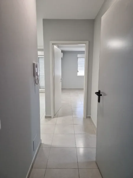 Tirane, jepet me qera apartament 1+1+Ballkon Kati 7, 55 m² 400 € (Kompleksi Kontakt "Magnet", rruga Artan Lenja)