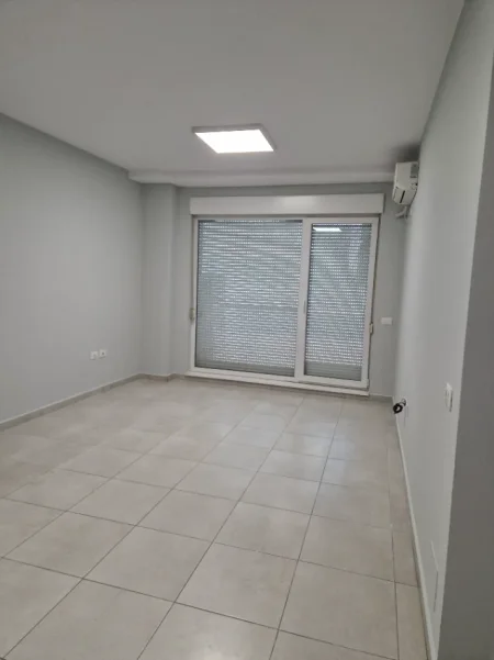 Tirane, jepet me qera apartament 1+1+Ballkon Kati 7, 55 m² 400 € (Kompleksi Kontakt "Magnet", rruga Artan Lenja)