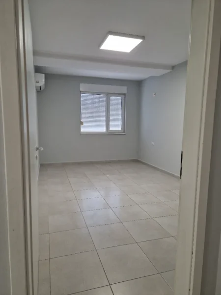 Tirane, jepet me qera apartament 1+1+Ballkon Kati 7, 55 m² 400 € (Kompleksi Kontakt "Magnet", rruga Artan Lenja)