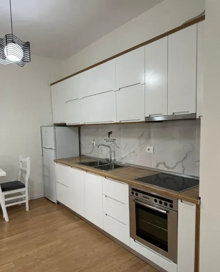 Tirane, jepet me qera apartament 1+1 Kati 4, 70 m² 500 € (BRRYLI)
