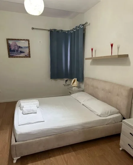 Tirane, jepet me qera apartament 1+1 Kati 4, 70 m² 500 € (BRRYLI)
