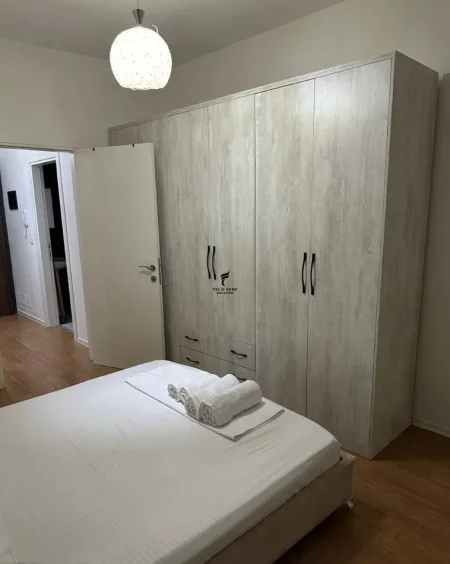 Tirane, jepet me qera apartament 1+1 Kati 4, 70 m² 500 € (BRRYLI)
