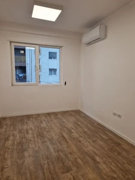 Tirane, jepet me qera apartament 2+1+Ballkon Kati 1, 75 m² 650 € (Kompleksi E88, rruga Dritan Hoxha, prane Procredit bank)