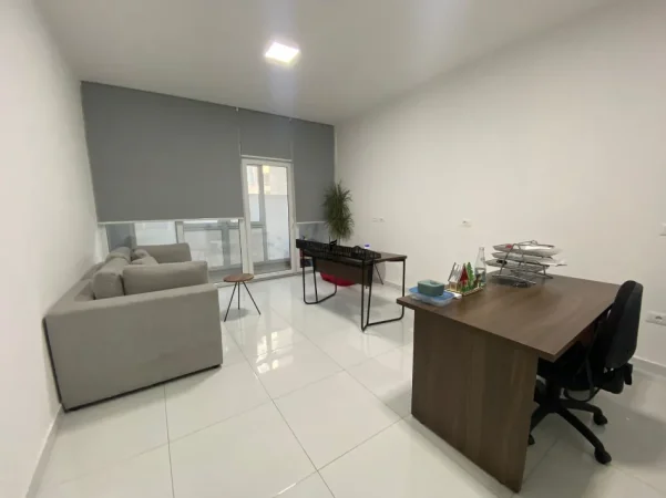 Tirane, jepet me qera zyre Kati 1, 110 m² 1.200 € (KOMUNA E PARISIT)