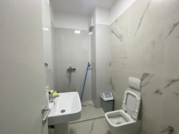 Tirane, jepet me qera zyre Kati 1, 110 m² 1.200 € (KOMUNA E PARISIT)