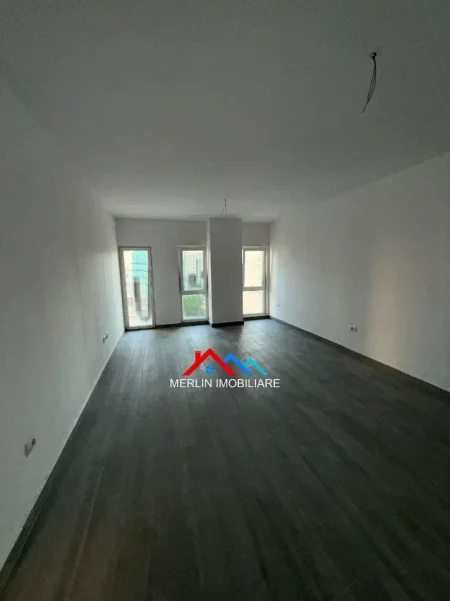 Tirane, jepet me qera ambjent biznesi Kati 5, 73 m² 575 € (ZOGU I ZI,RRUGA HYSNI GERBOLLI)