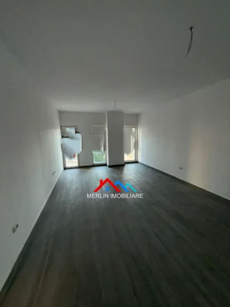 Tirane, jepet me qera ambjent biznesi Kati 5, 73 m² 575 € (ZOGU I ZI,RRUGA HYSNI GERBOLLI)
