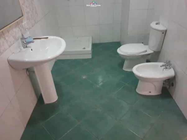 Tirane, jepet me qera zyre Kati 10, 155 m² 800 € (reshit petrela)