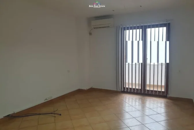 Tirane, jepet me qera zyre Kati 10, 155 m² 800 € (reshit petrela)